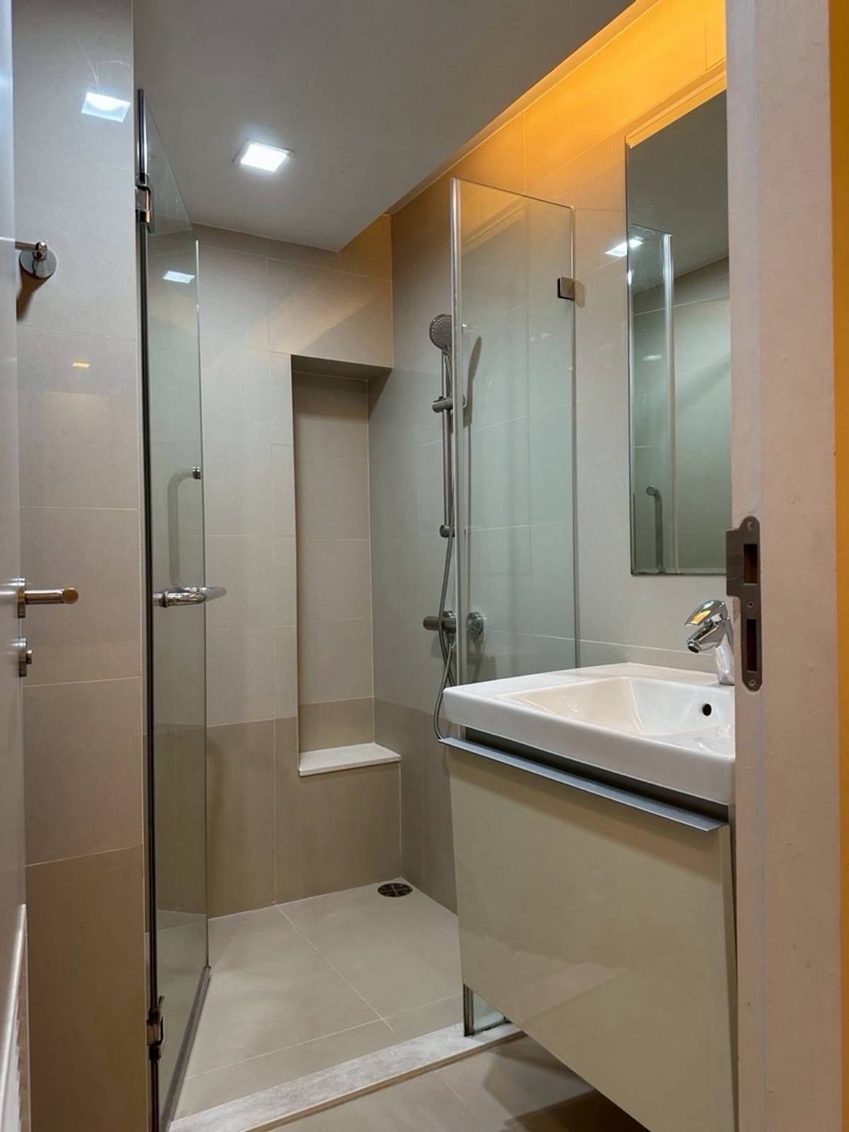 For RentCondoWitthayu, Chidlom, Langsuan, Ploenchit : For rent: Focus condo, Ploenchit, 1 bedroom, 2nd floor, 23,000 baht/month