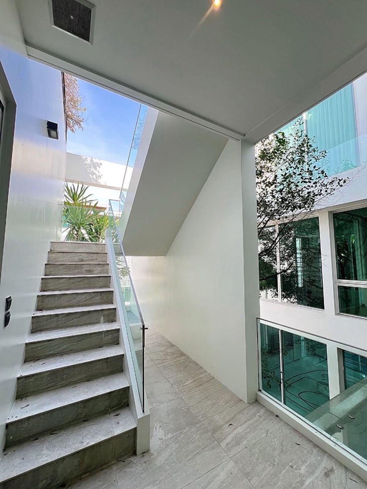 ให้เช่าบ้านเลียบทางด่วนรามอินทรา : ✨ให้เช่าบ้าน 3 ชั้น Type ใหญ่สุดในโครงการ ที่  Vive Ekamai Ramintra 4ห้องนอน เฟอร์นิเจอครบ มีลิฟต์ภายในบ้าน พร้อมสระว่ายน้ำHi-class และ minibar ใกล้ห้าง ใกล้โรงพยาบาล พร้อมเข้าอยู่