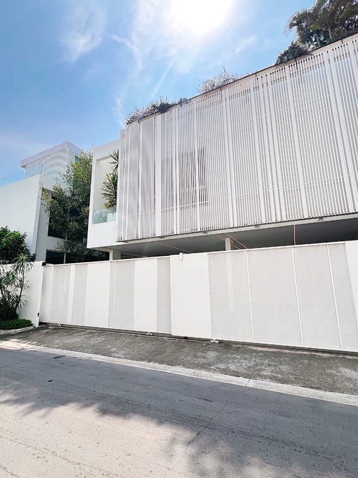 For RentHouseYothinpattana,CDC : ✨For rent 3-storey house, the largest type in the project at Vive Ekamai Ramintra, 4 bedrooms, fully furnished, with an elevator inside the house, with a Hi-class swimming pool and minibar, near the mall, near the hospital, ready to move in.