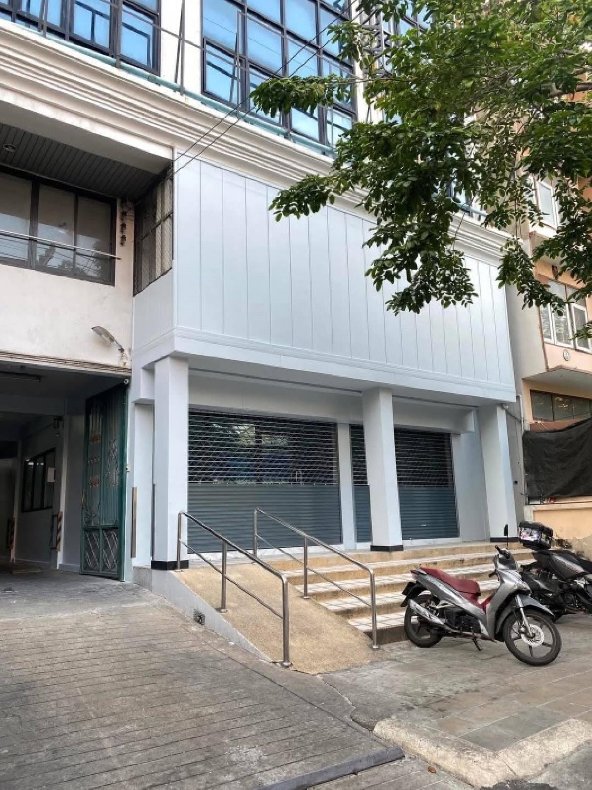 ให้เช่าร้านค้า/ตลาดนัดสาทร นราธิวาส : 📌ปล่อยเช่า อาคารพาณิชย์ ในสาทร ( เซนหลุย ) , 5 ชั้น , 2 ห้อง 📌Rental : Commercial Building In Sathorn ( Close to Saint’s louse , 5 Storeys , 2 Building 🔥🔥Rental Price: 100,000 THB / Month 🔥🔥• Restaurant • Clinic • Office • Massage Shop • Fitness More Info