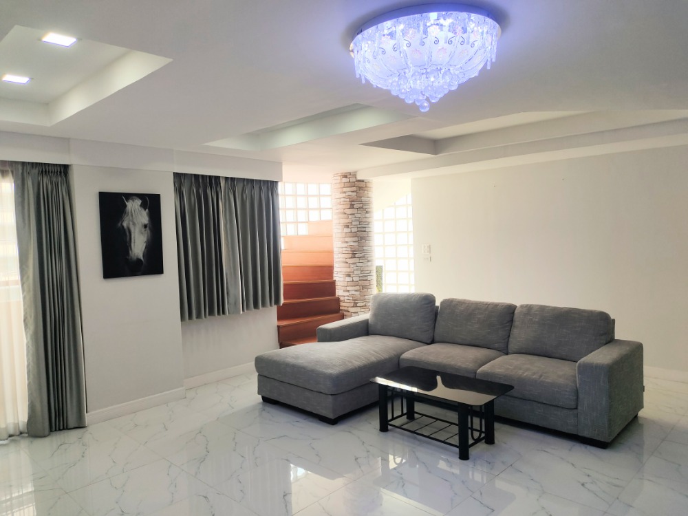 ให้เช่าคอนโดสุขุมวิท อโศก ทองหล่อ : Massive one-bedroom apartment! สุขุมวิท39