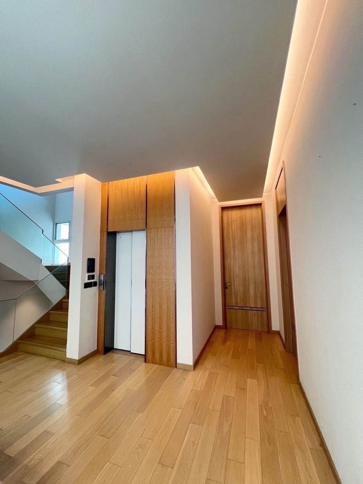 ให้เช่าบ้านเลียบทางด่วนรามอินทรา : ✨ให้เช่าบ้าน 3 ชั้น Type ใหญ่สุดในโครงการ ที่  Vive Ekamai Ramintra 4ห้องนอน เฟอร์นิเจอครบ มีลิฟต์ภายในบ้าน พร้อมสระว่ายน้ำHi-class และ minibar ใกล้ห้าง ใกล้โรงพยาบาล พร้อมเข้าอยู่