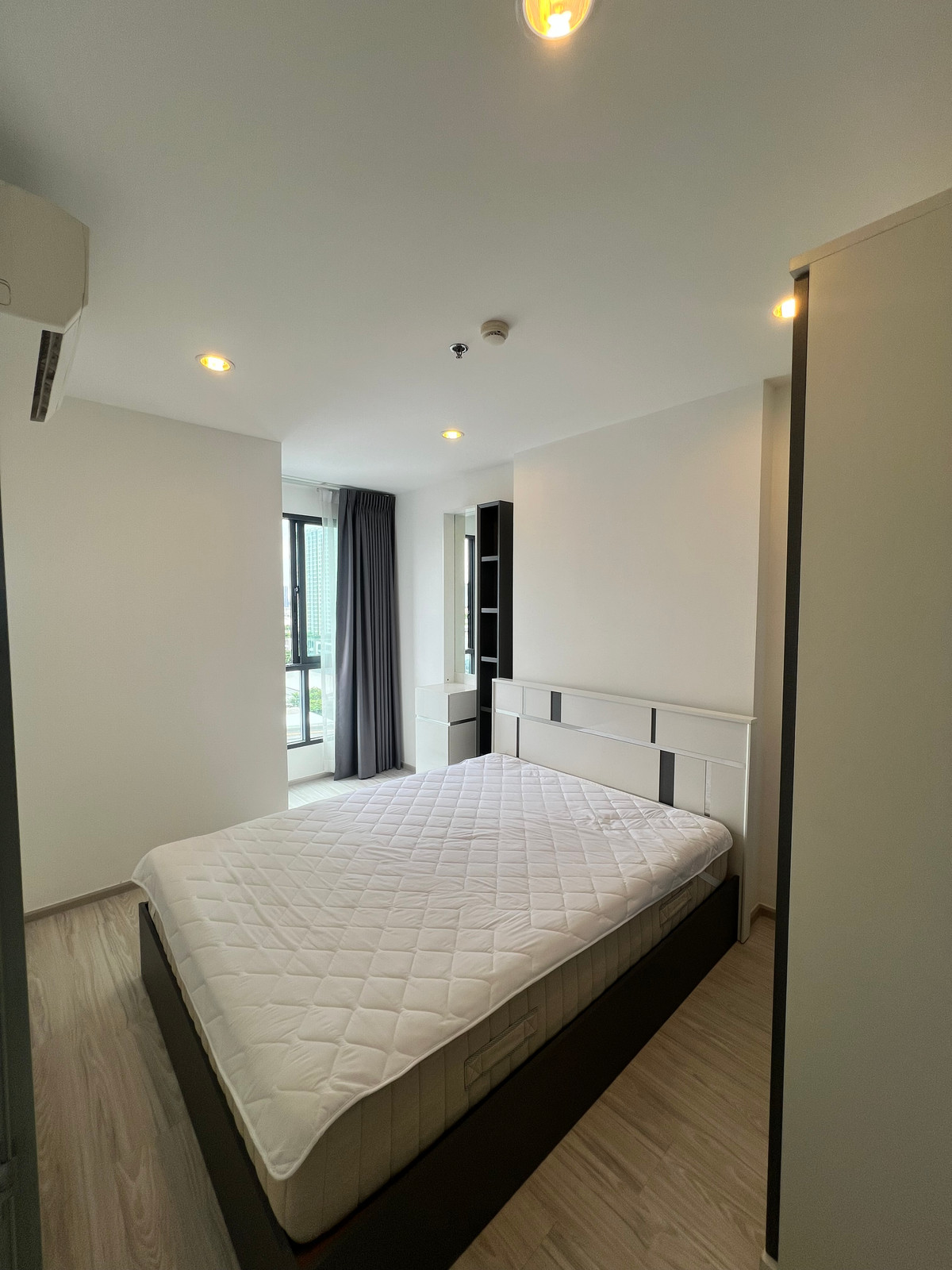 *ขาย 2,750,000 THB พร้อมคนเช่าสัญญาเช่า 1 ปี + ช่วยผ่อน 1 ปี * ไอดิโอ วงศ์สว่าง ขนาด 30.33 ตร.ม ห้องริมสุด ทำเลดีติดรถไฟฟ้า เฟอร์นิเจอร์ครบพร้อมอยู่ Loading...