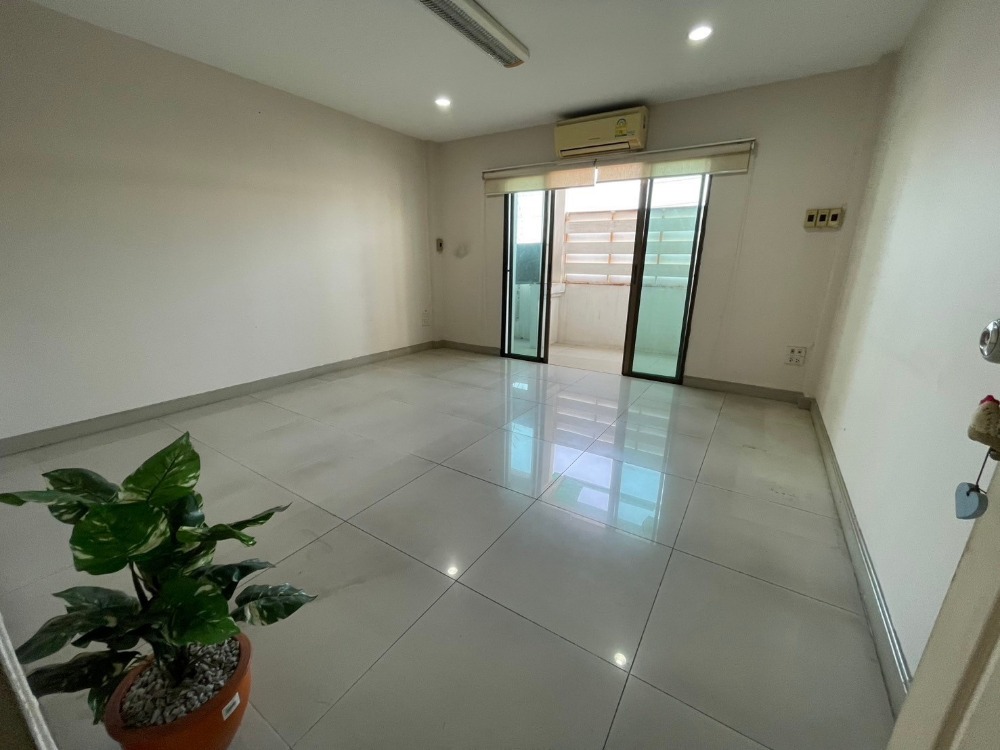 ขายทาวน์โฮมบางซื่อ วงศ์สว่าง เตาปูน : ขายถูกสุด ทาวน์เฮ้าส์ 3 ชั้น ครึ่ง หมู่บ้าน สินสุข พระราม 7 ติดถนนใหญ่ ใกล้ มหาวิทยาลัยเทคโนโลยีพระจอมเกล้าพระนครเหนือ