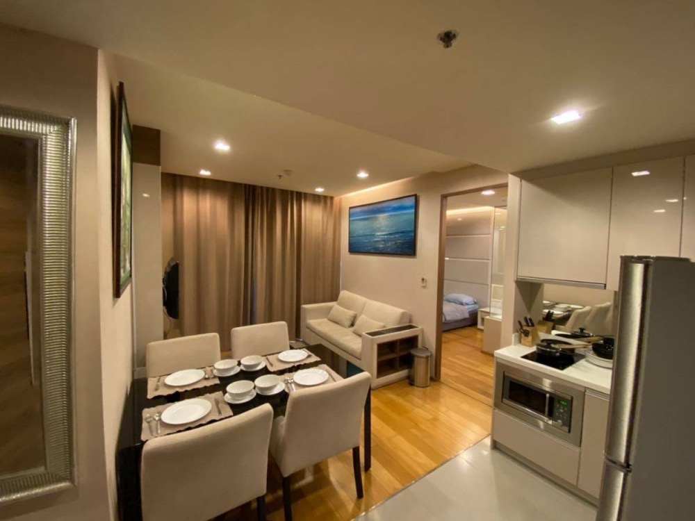 ขายคอนโดสาทร นราธิวาส : ใกล้รถไฟฟ้า BTS ช่องนนทรี, รถไฟฟ้า MRT สีลม, รถไฟฟ้า MRT ลุมพินี, เซ็นทรัล สีลม, อาคารอื้อจื่อเหลียง, HSBC, สีลม, รร.เซนต์โยเซฟคอนเวนต์, รพ. BNH และ รพ.จุฬาลงกรณ์