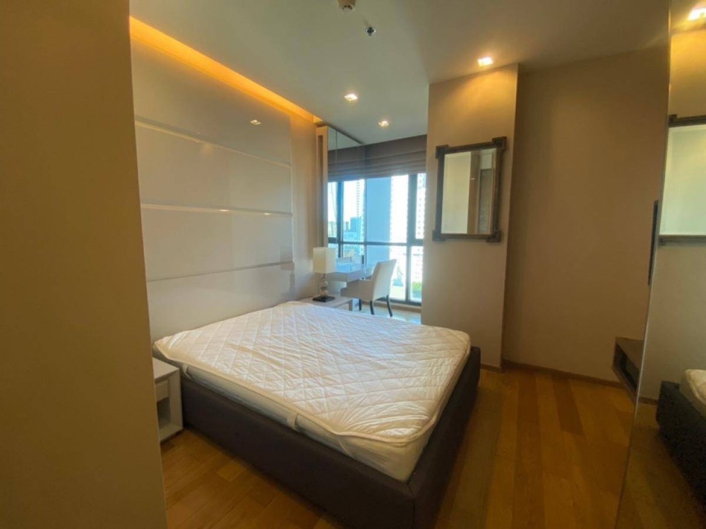 ขายคอนโดสาทร นราธิวาส : ใกล้รถไฟฟ้า BTS ช่องนนทรี, รถไฟฟ้า MRT สีลม, รถไฟฟ้า MRT ลุมพินี, เซ็นทรัล สีลม, อาคารอื้อจื่อเหลียง, HSBC, สีลม, รร.เซนต์โยเซฟคอนเวนต์, รพ. BNH และ รพ.จุฬาลงกรณ์