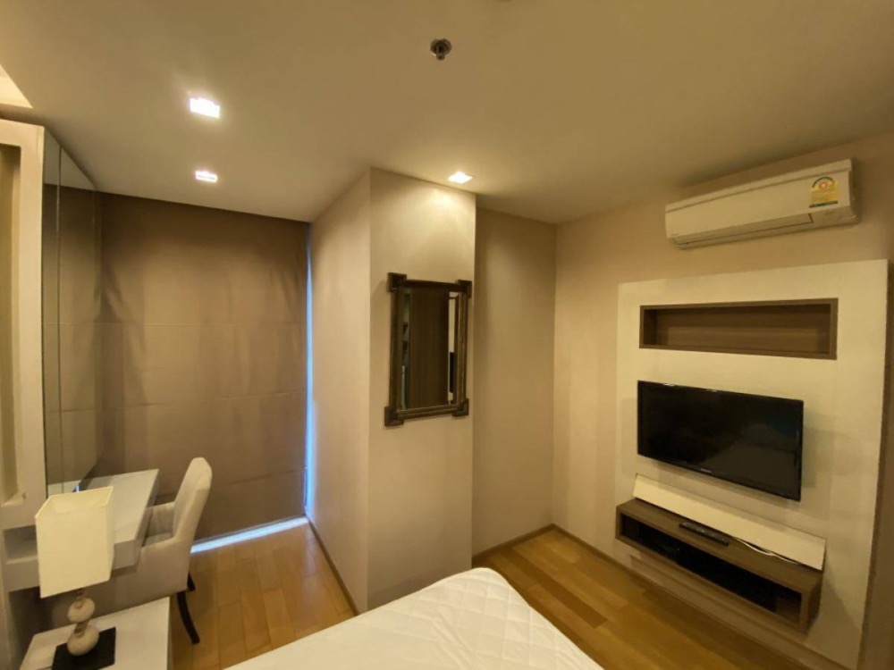 ขายคอนโดสาทร นราธิวาส : ใกล้รถไฟฟ้า BTS ช่องนนทรี, รถไฟฟ้า MRT สีลม, รถไฟฟ้า MRT ลุมพินี, เซ็นทรัล สีลม, อาคารอื้อจื่อเหลียง, HSBC, สีลม, รร.เซนต์โยเซฟคอนเวนต์, รพ. BNH และ รพ.จุฬาลงกรณ์