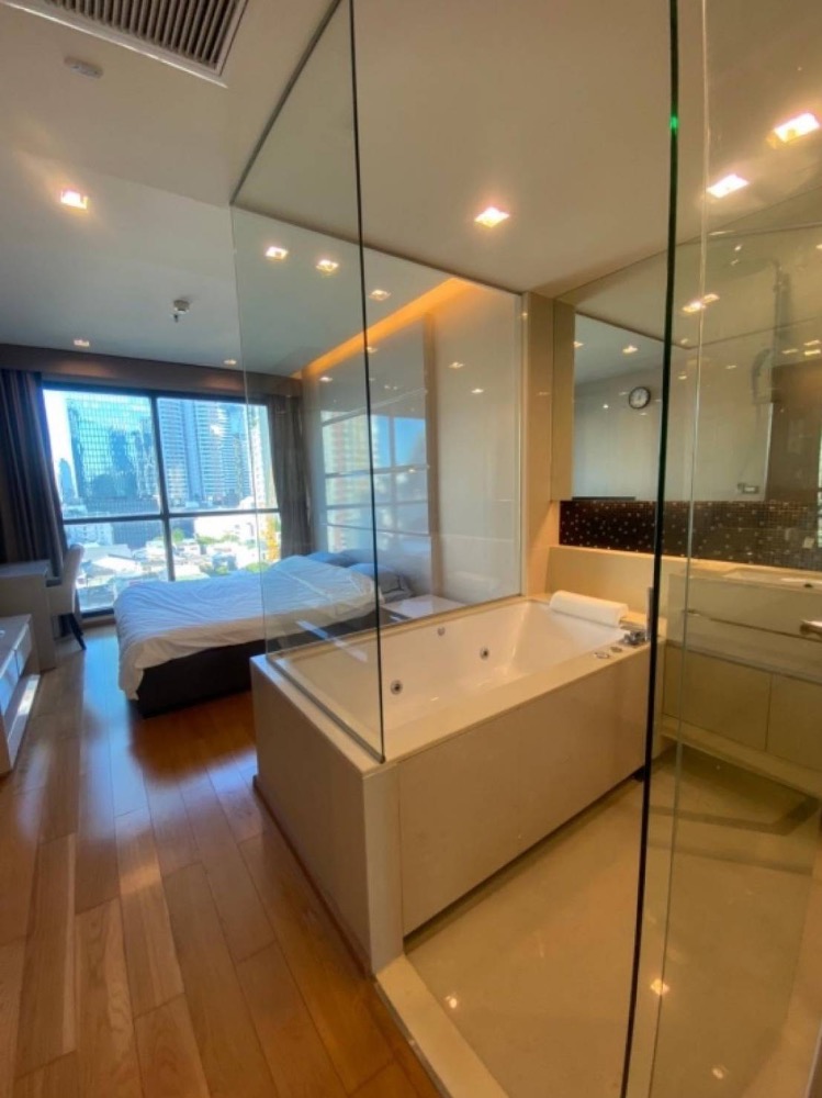 ขายคอนโดสาทร นราธิวาส : ใกล้รถไฟฟ้า BTS ช่องนนทรี, รถไฟฟ้า MRT สีลม, รถไฟฟ้า MRT ลุมพินี, เซ็นทรัล สีลม, อาคารอื้อจื่อเหลียง, HSBC, สีลม, รร.เซนต์โยเซฟคอนเวนต์, รพ. BNH และ รพ.จุฬาลงกรณ์