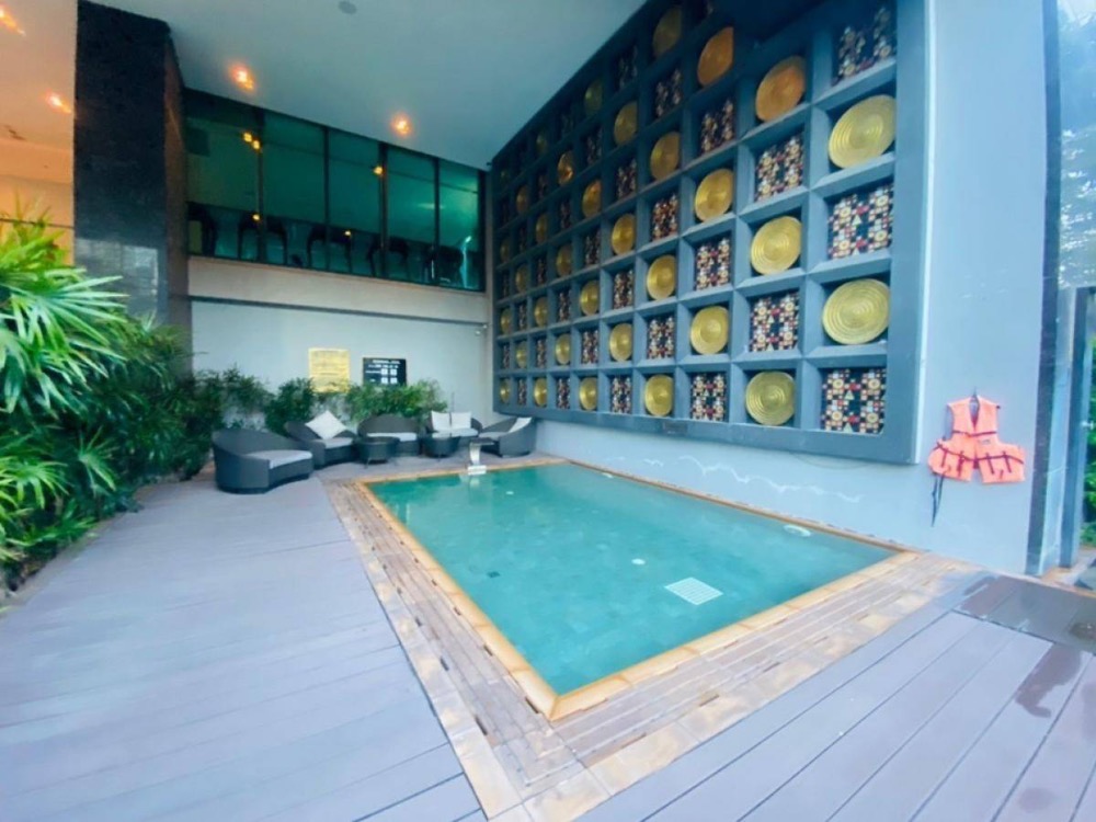 ขายคอนโดสาทร นราธิวาส : ใกล้รถไฟฟ้า BTS ช่องนนทรี, รถไฟฟ้า MRT สีลม, รถไฟฟ้า MRT ลุมพินี, เซ็นทรัล สีลม, อาคารอื้อจื่อเหลียง, HSBC, สีลม, รร.เซนต์โยเซฟคอนเวนต์, รพ. BNH และ รพ.จุฬาลงกรณ์