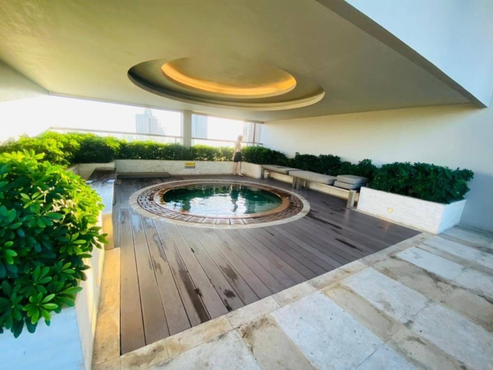 ขายคอนโดสาทร นราธิวาส : ใกล้รถไฟฟ้า BTS ช่องนนทรี, รถไฟฟ้า MRT สีลม, รถไฟฟ้า MRT ลุมพินี, เซ็นทรัล สีลม, อาคารอื้อจื่อเหลียง, HSBC, สีลม, รร.เซนต์โยเซฟคอนเวนต์, รพ. BNH และ รพ.จุฬาลงกรณ์