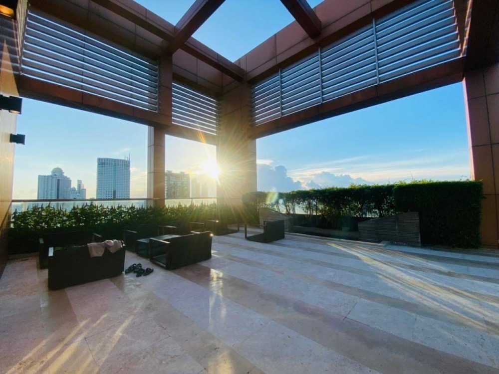 ขายคอนโดสาทร นราธิวาส : ใกล้รถไฟฟ้า BTS ช่องนนทรี, รถไฟฟ้า MRT สีลม, รถไฟฟ้า MRT ลุมพินี, เซ็นทรัล สีลม, อาคารอื้อจื่อเหลียง, HSBC, สีลม, รร.เซนต์โยเซฟคอนเวนต์, รพ. BNH และ รพ.จุฬาลงกรณ์