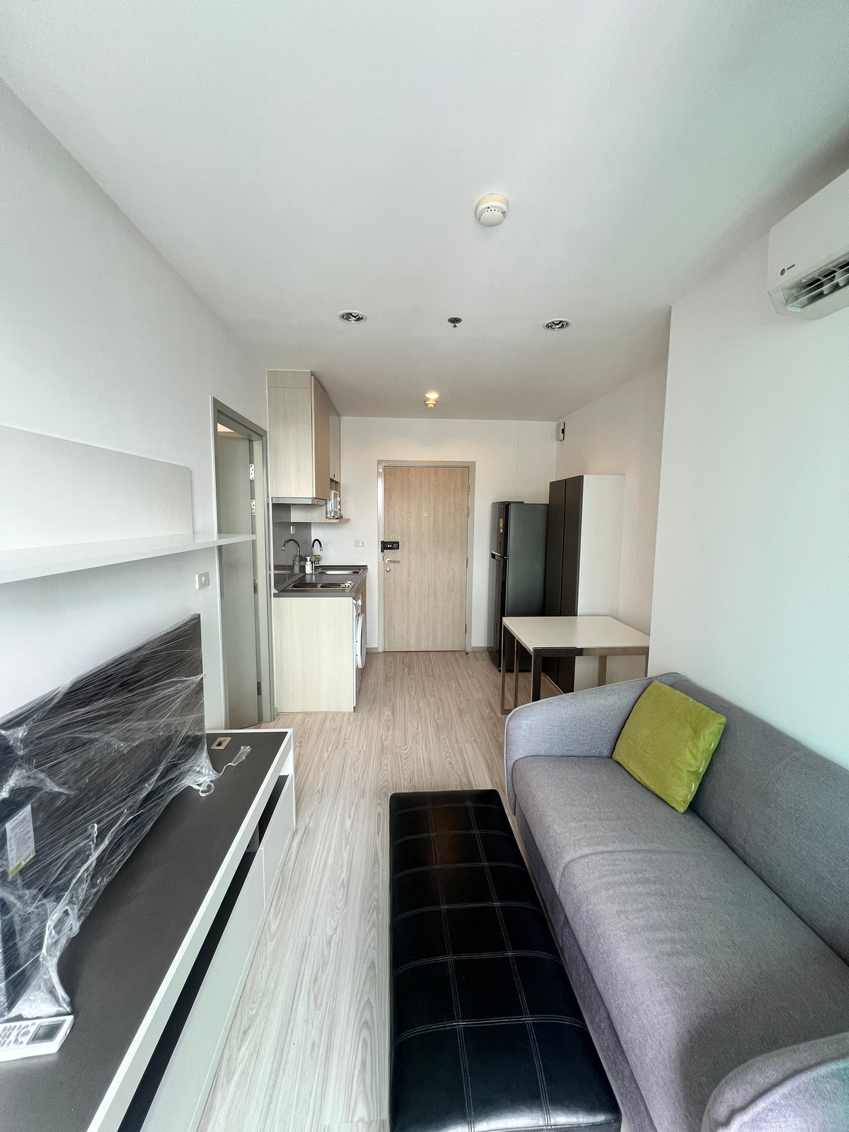 *ขาย 2,750,000 THB พร้อมคนเช่าสัญญาเช่า 1 ปี + ช่วยผ่อน 1 ปี * ไอดิโอ วงศ์สว่าง ขนาด 30.33 ตร.ม ห้องริมสุด ทำเลดีติดรถไฟฟ้า เฟอร์นิเจอร์ครบพร้อมอยู่ Loading...