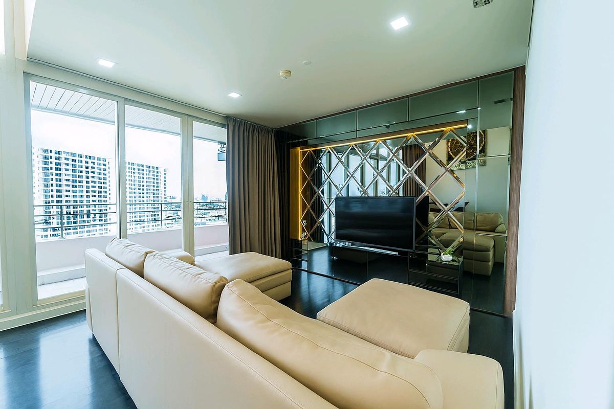 For RentCondoWongwianyai, Charoennakor : A Triplex Penthouse for Rent with City View and River View at Watermark Chaophraya River