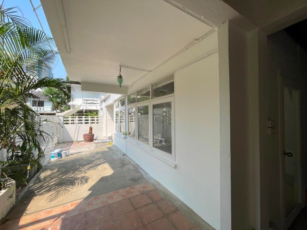 For RentHouseWitthayu, Chidlom, Langsuan, Ploenchit : Semi-detached houses, 2 bedrooms, 2 bathrooms, approximately 300 sq m., Phloen Chit-Suan Lum area