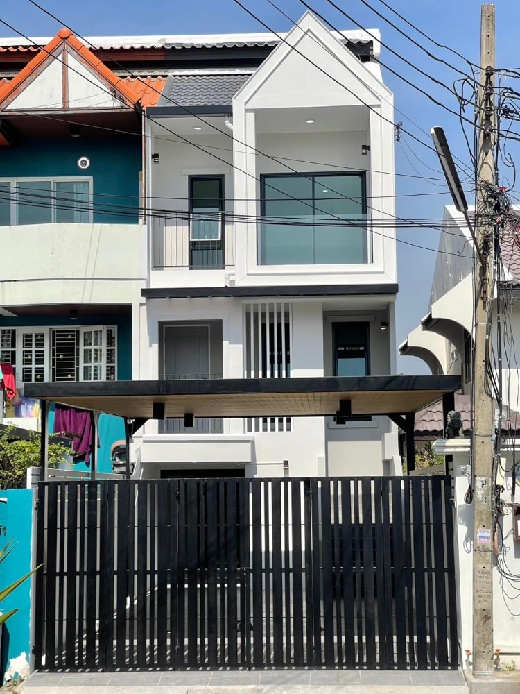 For SaleTownhomeChaengwatana, Muangthong : For sale: 3-storey townhouse, split-level, newly renovated, ready to move in, near the Pink Line, Samakkhi Station