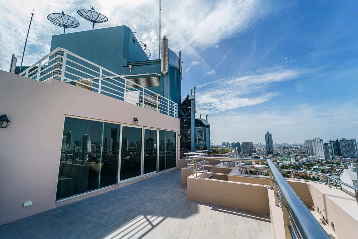For RentCondoWongwianyai, Charoennakor : A Triplex Penthouse for Rent with City View and River View at Watermark Chaophraya River