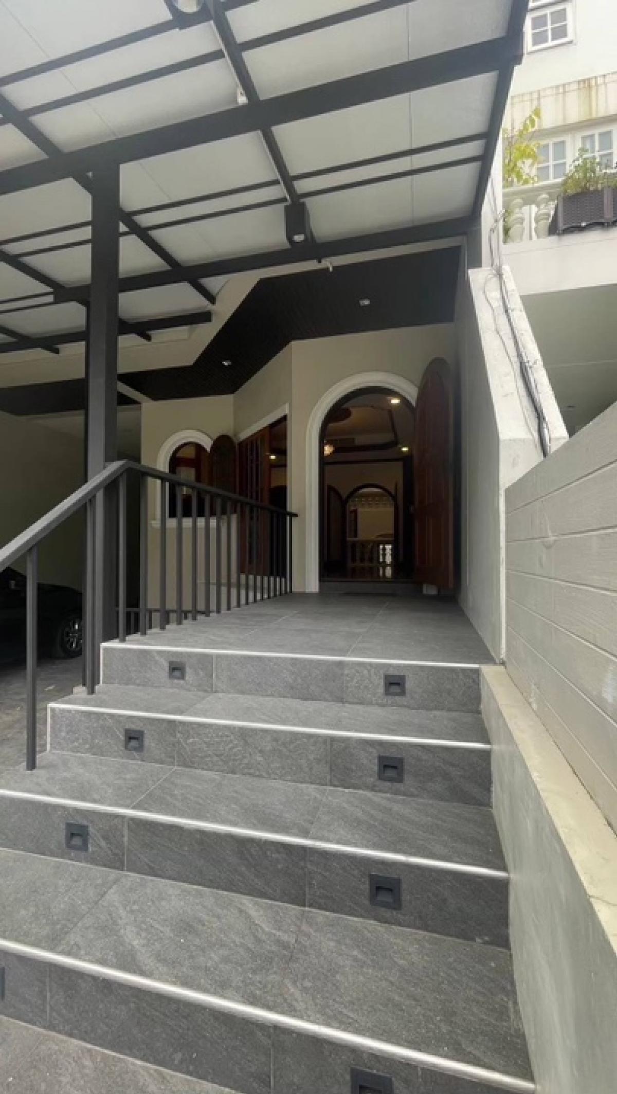 ให้เช่าโฮมออฟฟิศวิทยุ ชิดลม หลังสวน : ปล่อยเช่า Home Office หลังสวน - ถนนวิทยุ ใกล้กับ Residence Sindhorn และ One Bangkok มีความ Private และเป็นส่วนตัว ใช้ที่อยู่จดบริษัทได้ เช่น ออฟฟิศ, สตูดิโอ, Private Clinic, Private Spa