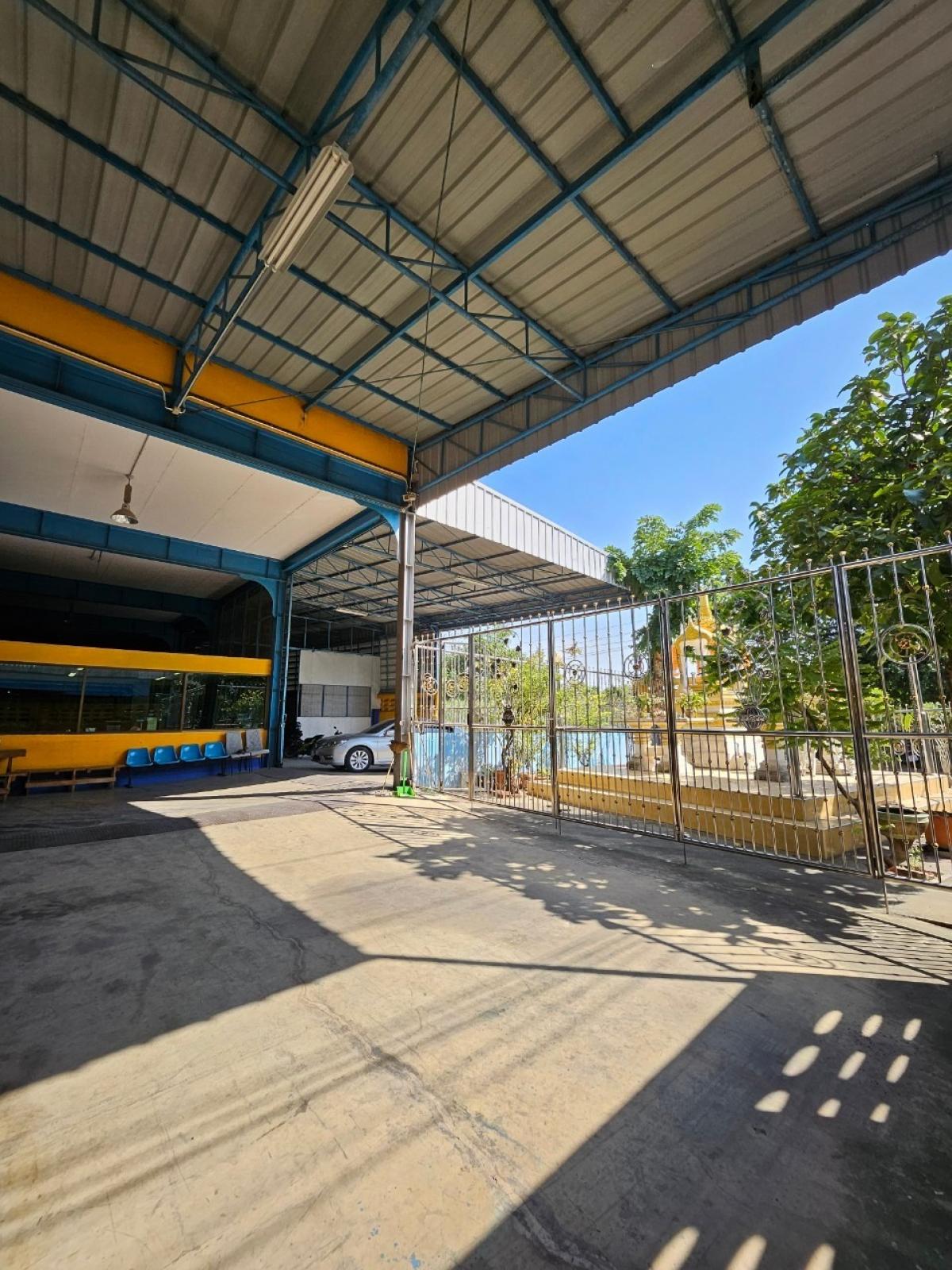 For SaleWarehouseBang kae, Phetkasem : For sale: Warehouse with 2-storey office, size almost 1 rai, in an alley with a road width of 8 meters, trucks can enter, can pass through both Nong Khaem and Bang Bon sides.