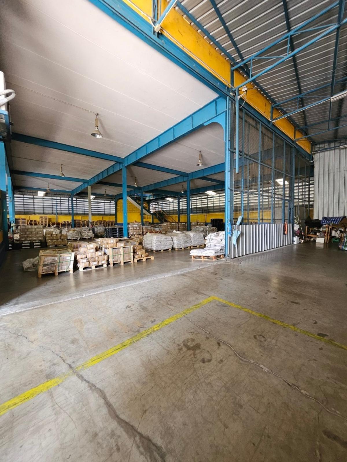 For SaleWarehouseBang kae, Phetkasem : For sale: Warehouse with 2-storey office, size almost 1 rai, in an alley with a road width of 8 meters, trucks can enter, can pass through both Nong Khaem and Bang Bon sides.