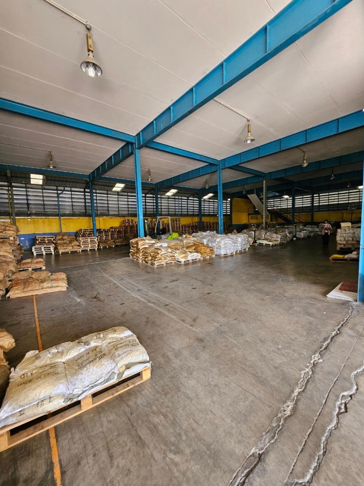 For SaleWarehouseBang kae, Phetkasem : For sale: Warehouse with 2-storey office, size almost 1 rai, in an alley with a road width of 8 meters, trucks can enter, can pass through both Nong Khaem and Bang Bon sides.