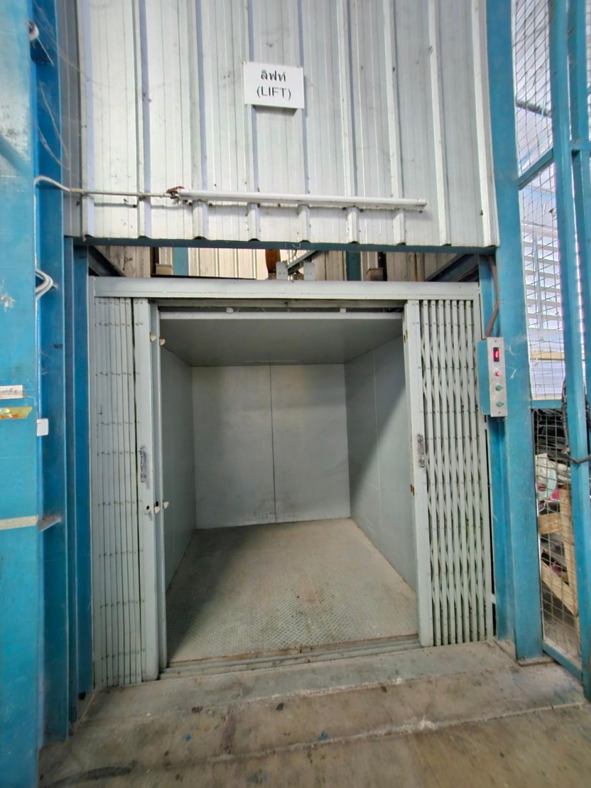 For SaleWarehouseBang kae, Phetkasem : For sale: Warehouse with 2-storey office, size almost 1 rai, in an alley with a road width of 8 meters, trucks can enter, can pass through both Nong Khaem and Bang Bon sides.