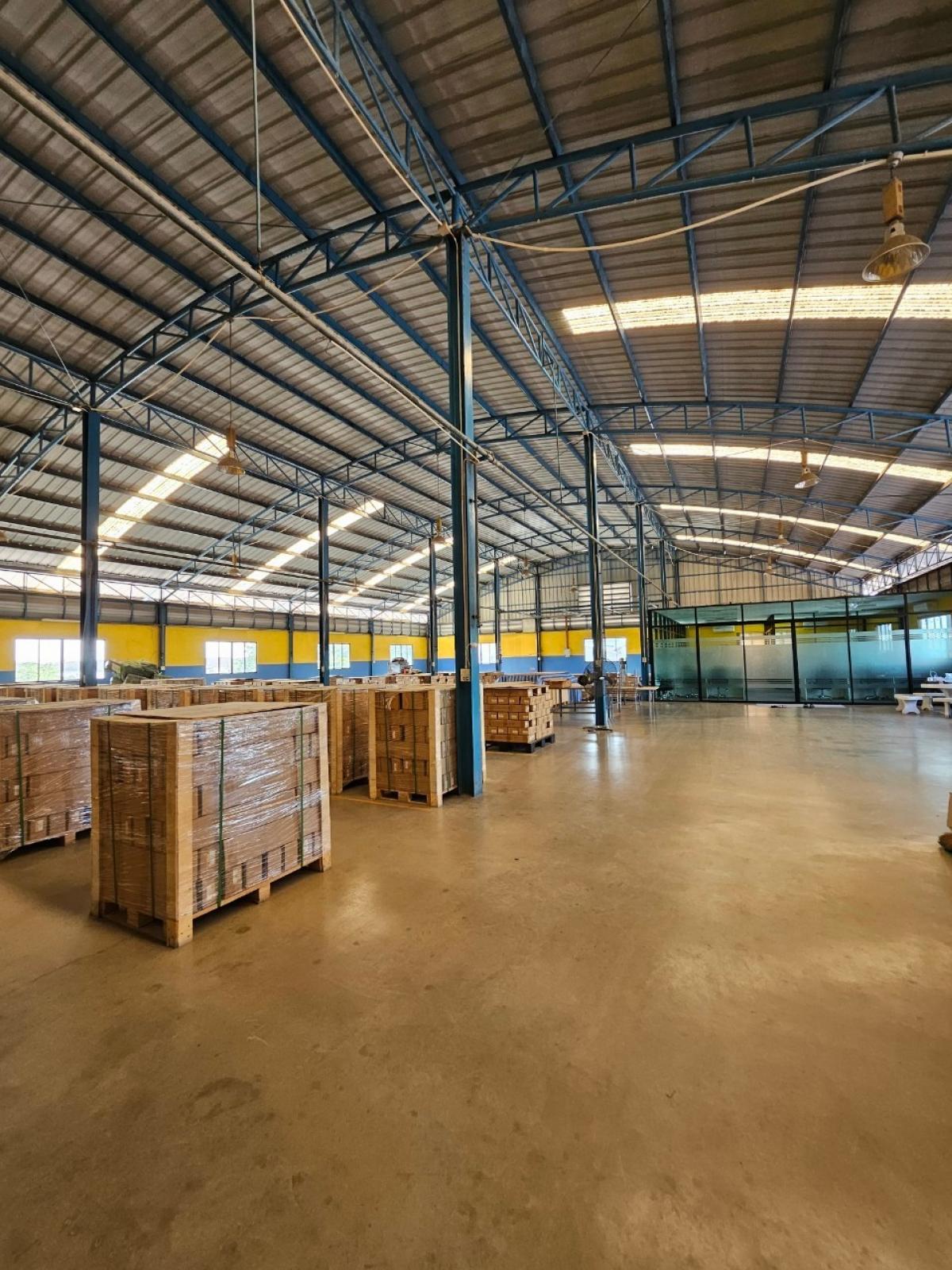 For SaleWarehouseBang kae, Phetkasem : For sale: Warehouse with 2-storey office, size almost 1 rai, in an alley with a road width of 8 meters, trucks can enter, can pass through both Nong Khaem and Bang Bon sides.