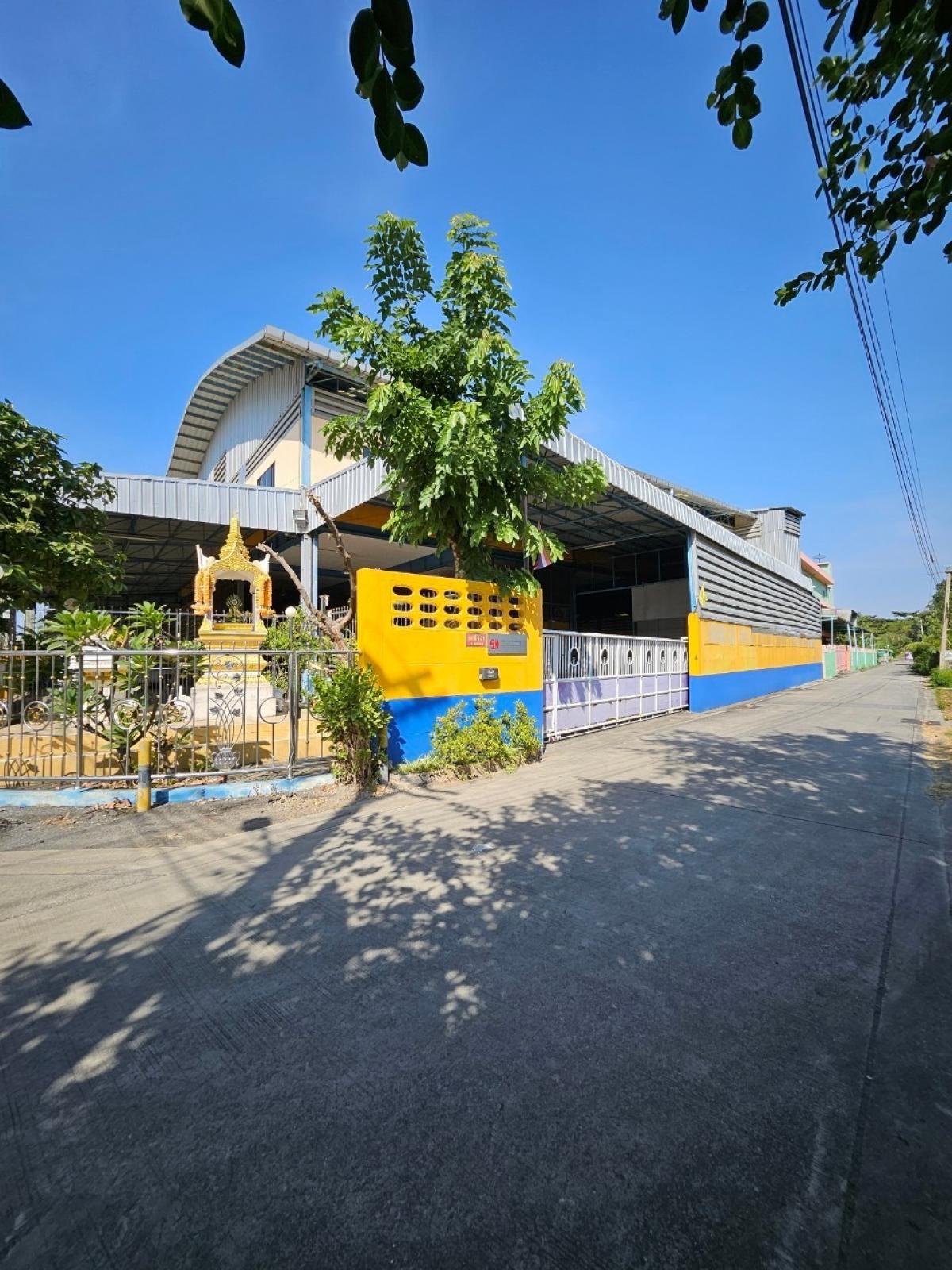 For SaleWarehouseBang kae, Phetkasem : For sale: Warehouse with 2-storey office, size almost 1 rai, in an alley with a road width of 8 meters, trucks can enter, can pass through both Nong Khaem and Bang Bon sides.