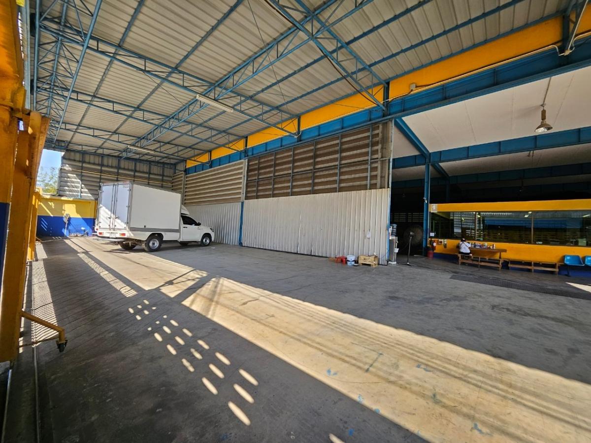 For SaleWarehouseBang kae, Phetkasem : For sale: Warehouse with 2-storey office, size almost 1 rai, in an alley with a road width of 8 meters, trucks can enter, can pass through both Nong Khaem and Bang Bon sides.