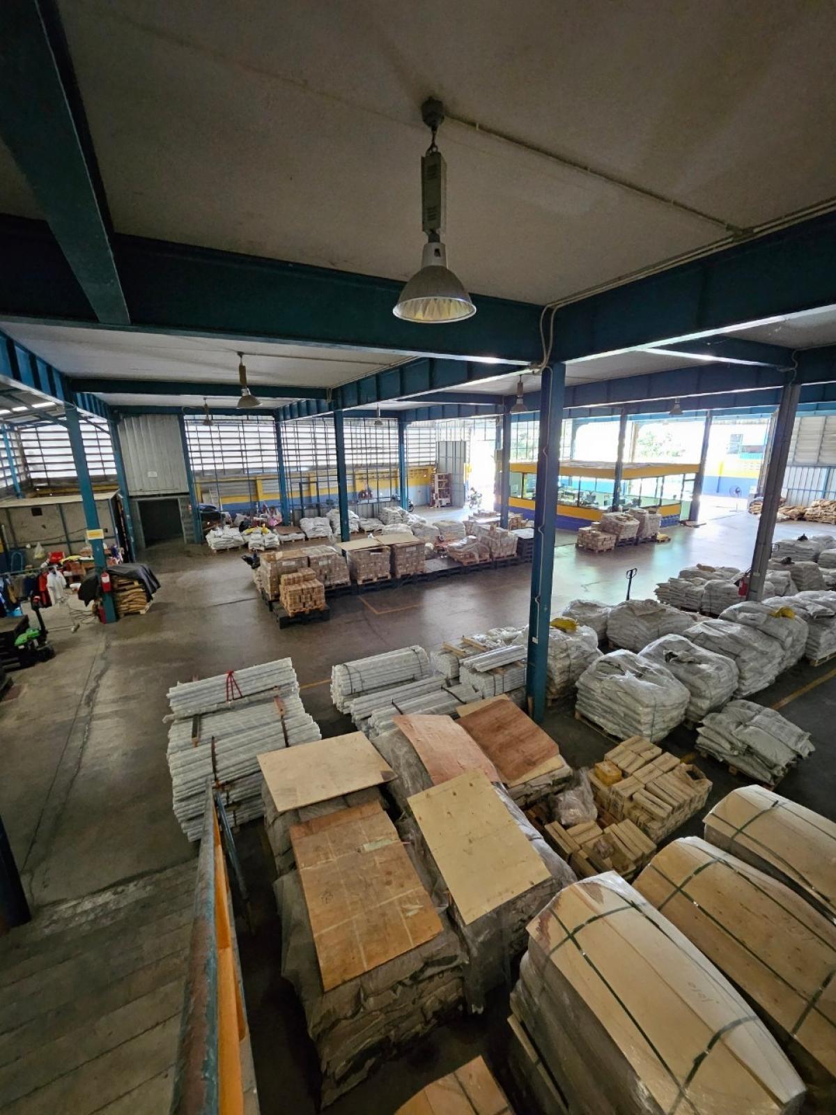 For SaleWarehouseBang kae, Phetkasem : For sale: Warehouse with 2-storey office, size almost 1 rai, in an alley with a road width of 8 meters, trucks can enter, can pass through both Nong Khaem and Bang Bon sides.