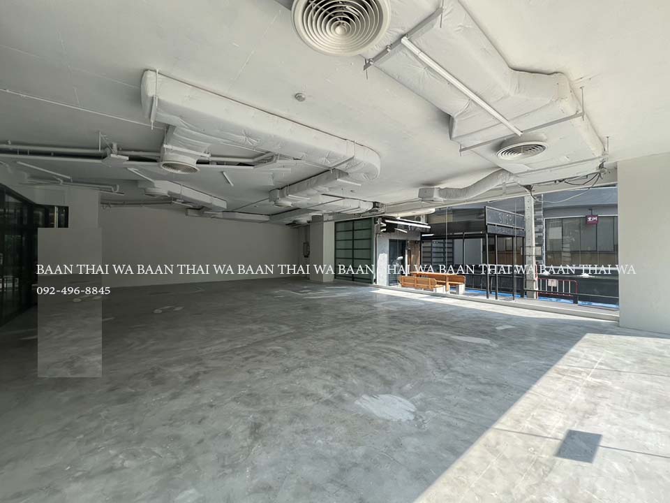 ให้เช่าโชว์รูมสุขุมวิท อโศก ทองหล่อ : Retail space (suitable for a showroom) for rent in Thonglor / ปล่อยเช่าพื้นที่เหมาะสำหรับโชว์รูมโชว์รูมโซนทองหล่อ