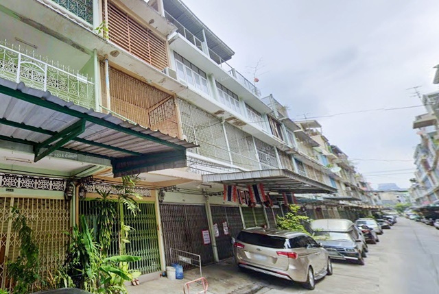 For RentShop HouseSilom, Saladaeng, Bangrak : St. Andrews Inter School Sathorn 2.5km. TaladNoi 700m. Samyan Market 600m. Cheapest commercial build