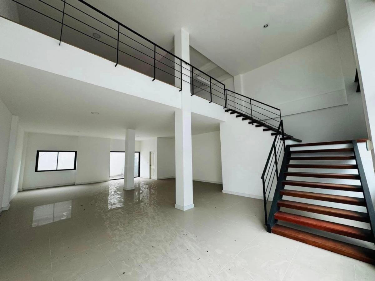 For RentShop HouseKaset Nawamin,Ladplakao : Renting a 3.5-story commercial building, Business Town, Kaset-Nawamin area Prasert Manukit Road is suitable for Studio, E-Commerce, Clinic, Wellness and Physical Therapy.