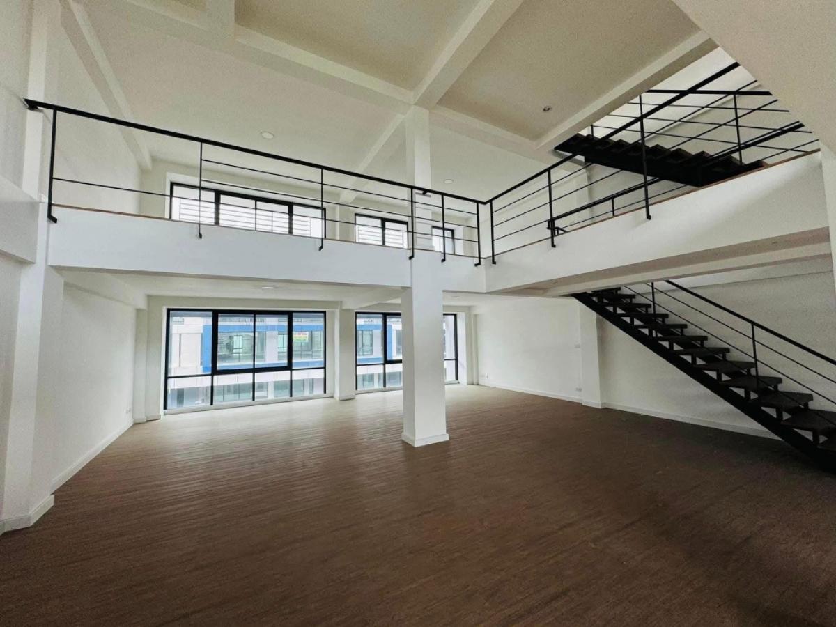 For RentShop HouseKaset Nawamin,Ladplakao : Renting a 3.5-story commercial building, Business Town, Kaset-Nawamin area Prasert Manukit Road is suitable for Studio, E-Commerce, Clinic, Wellness and Physical Therapy.