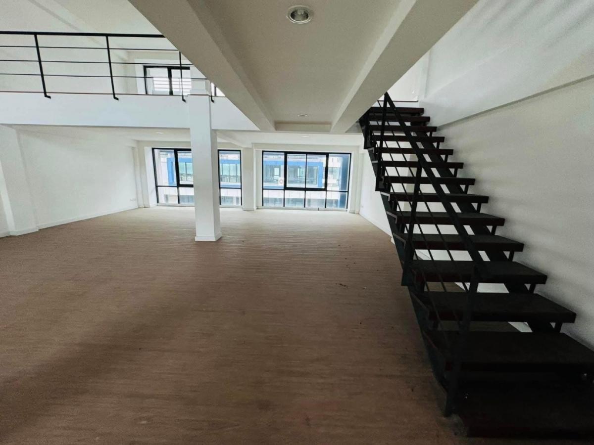 For RentShop HouseKaset Nawamin,Ladplakao : Renting a 3.5-story commercial building, Business Town, Kaset-Nawamin area Prasert Manukit Road is suitable for Studio, E-Commerce, Clinic, Wellness and Physical Therapy.