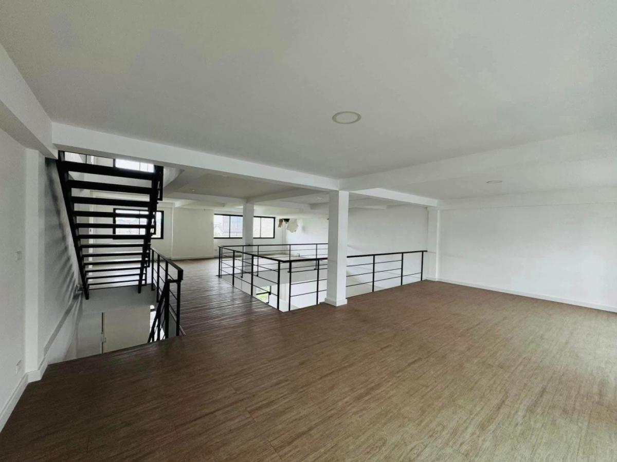 For RentShop HouseKaset Nawamin,Ladplakao : Renting a 3.5-story commercial building, Business Town, Kaset-Nawamin area Prasert Manukit Road is suitable for Studio, E-Commerce, Clinic, Wellness and Physical Therapy.