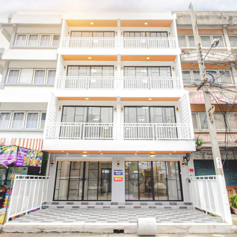 For SaleShop HouseLadprao101, Happy Land, The Mall Bang Kapi : ⭐️4-storey commercial building, Happyland, newly renovated❤️‍🔥2 units connected to each other, spacious area, price 11.99 million baht, interested contact 095-424-3656
