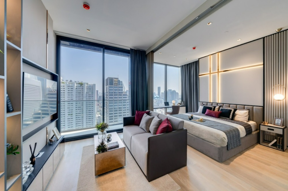 For SaleCondoSilom, Saladaeng, Bangrak : 20th floor++ beautiful view, fully furnished, ready to move in!! Free transfer fee, free common fee for 3 years I Ashton Silom I 350 m. BTS from Chong Nonsi