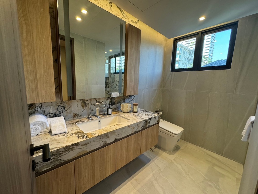 For RentCondoSukhumvit, Asoke, Thonglor : Brand-new apartment in Phrom Phong, conveniently located near EmQuartier & Emsphere. ** NO CO-AGENT ** 