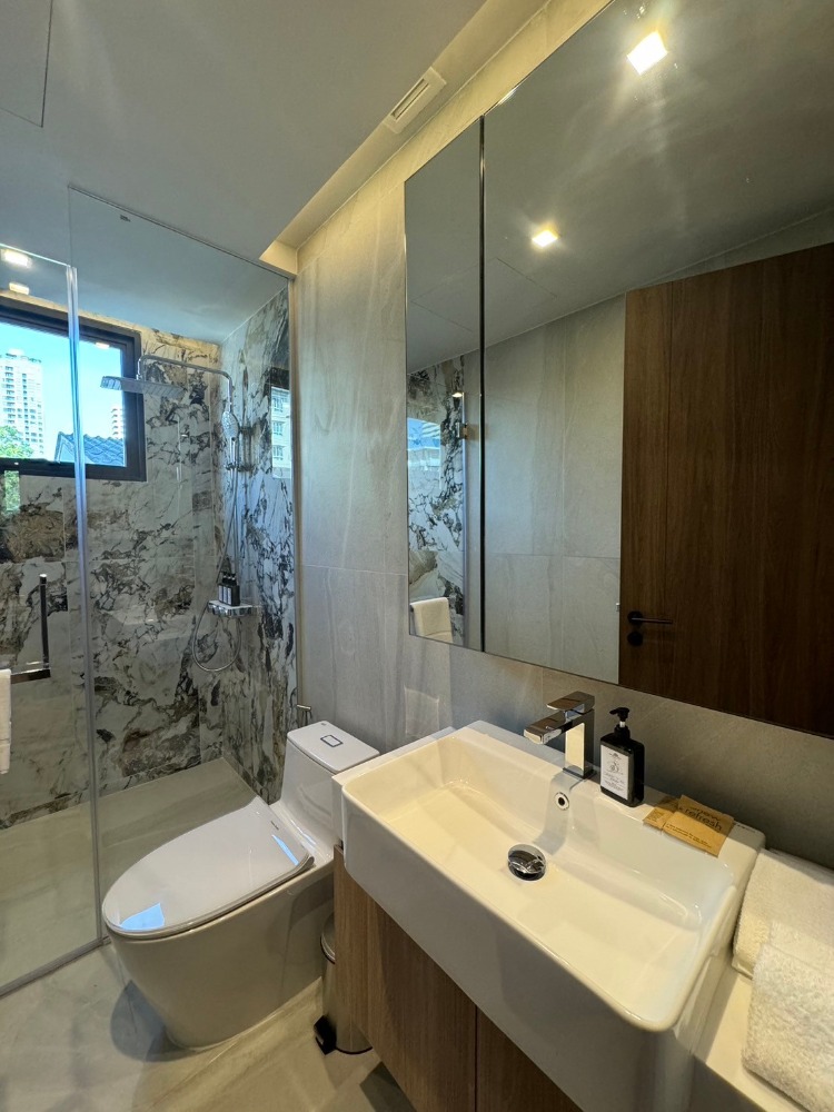 For RentCondoSukhumvit, Asoke, Thonglor : Brand-new apartment in Phrom Phong, conveniently located near EmQuartier & Emsphere. ** NO CO-AGENT ** 