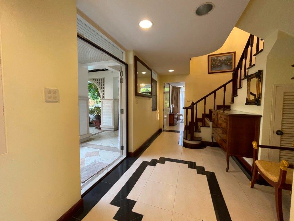 For RentHouseAri,Anusaowaree : 2 -storey detached house in a private area Central entrance and swimming pool  The area is about 200 square meters. There are 2 bedrooms, 3 bathrooms, balcony, Phahonyothin Road, walk about 10 minutes to Ari BTS station.  Safe and shady