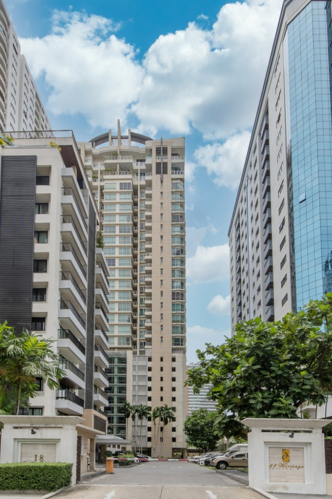 ให้เช่าคอนโดสุขุมวิท อโศก ทองหล่อ : Free WIFI - 68 sq.m., minimally designed condo.