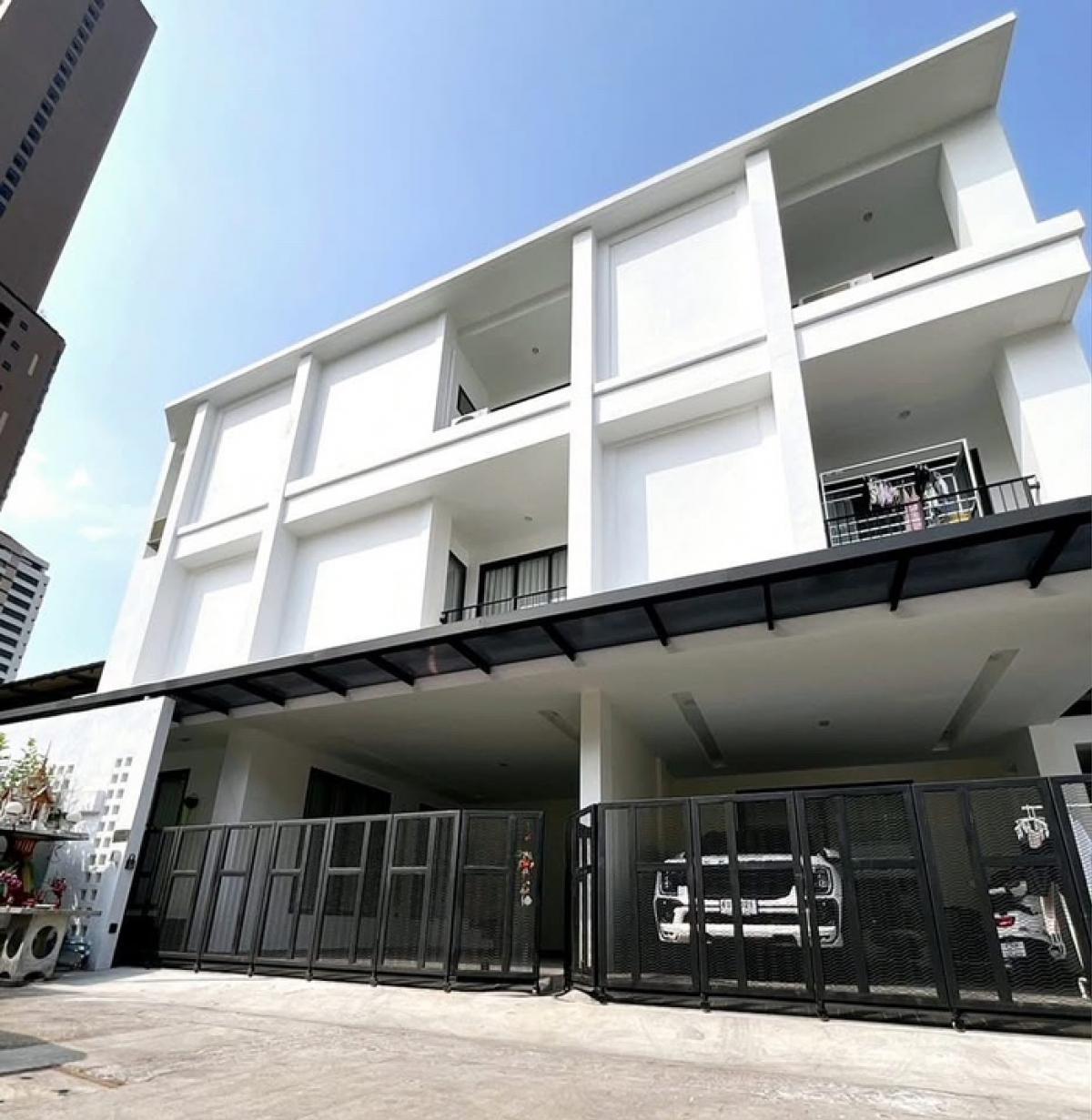 For RentHome OfficeSukhumvit, Asoke, Thonglor : Rent Modern Home Office, Soi Sukhumvit 36, near the BTS BTS, 1 kilometer of Thonglor Station, can be registered, convenient to access Rama 4 Road, the same line as One Bangkok.