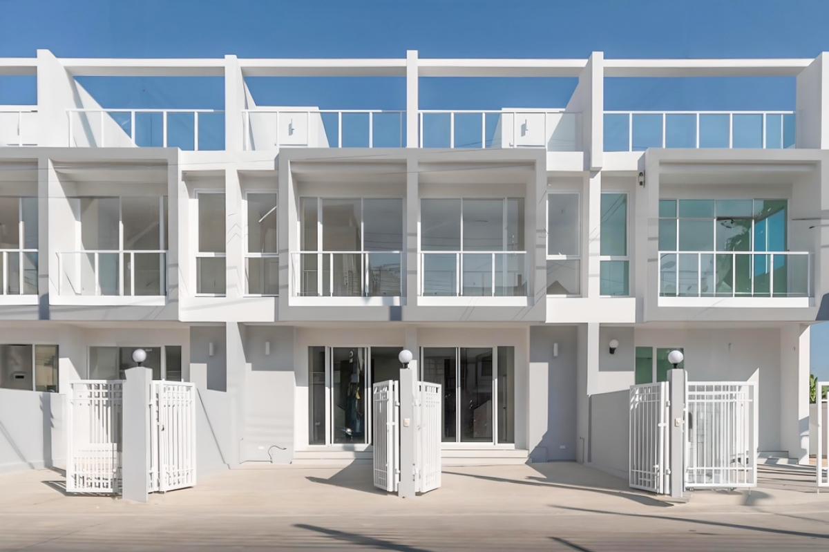 ขายทาวน์โฮมพัฒนาการ ศรีนครินทร์ : 🏡[For Sale] ขายทาวน์โฮม มือ 1 [สร้างใหม่] ด้านหน้าหมู่บ้านเดอะมาสเตอร์ รอยัล สวนหลวง ร.9 ติดถนนใหญ่