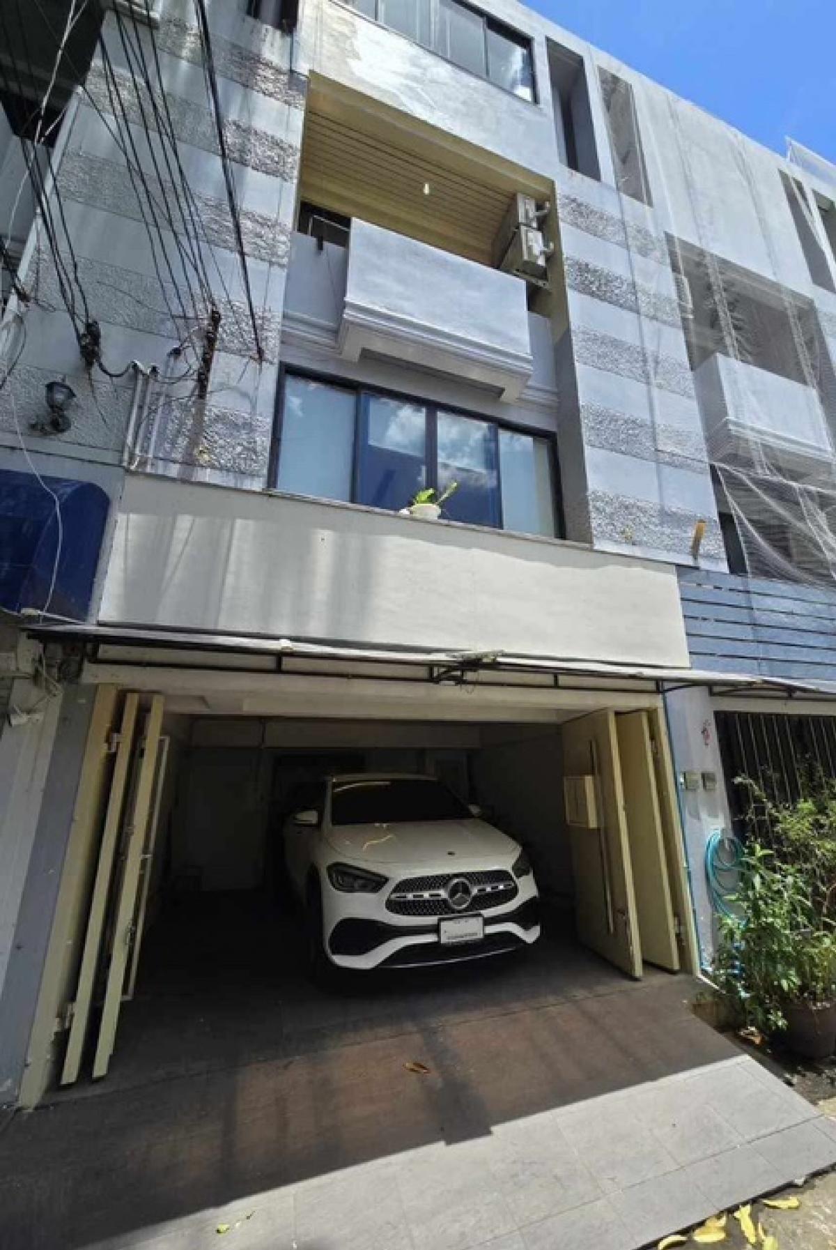 For RentTownhomeSukhumvit, Asoke, Thonglor : ✨ Newly Renovated Townhome for Rent in Sukhumvit 49! ✨ Ready to move in! ✨️A perfect family home or home office
