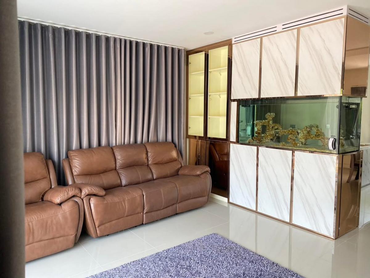 ขายบ้านพัฒนาการ ศรีนครินทร์ : ขายพร้อมผู้เช่า 31/1/70 วิวสวน ติดตั้งโซล่าเซลล์ 5 kw. พร้อมด้วยต่อเติมครัวไทย เดินทางสะดวก ได้หลายเส้นทาง: รามคำแหง ด่านทับช้าง  กรุงเทพกรีฑา  ร่มเกล้า  สนามบินสุวรรณภูมิ  เป็นโครงการติดถนนใหญ่  ตัวโครงการออกได้ทั้งซอยมิสทีน ร่มเกล้า   และถนนกรุงเทพ