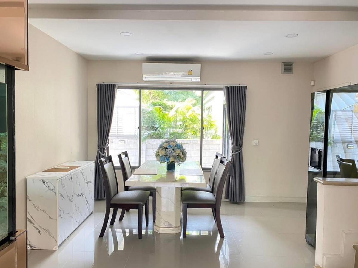 ขายบ้านพัฒนาการ ศรีนครินทร์ : ขายพร้อมผู้เช่า 31/1/70 วิวสวน ติดตั้งโซล่าเซลล์ 5 kw. พร้อมด้วยต่อเติมครัวไทย เดินทางสะดวก ได้หลายเส้นทาง: รามคำแหง ด่านทับช้าง  กรุงเทพกรีฑา  ร่มเกล้า  สนามบินสุวรรณภูมิ  เป็นโครงการติดถนนใหญ่  ตัวโครงการออกได้ทั้งซอยมิสทีน ร่มเกล้า   และถนนกรุงเทพ