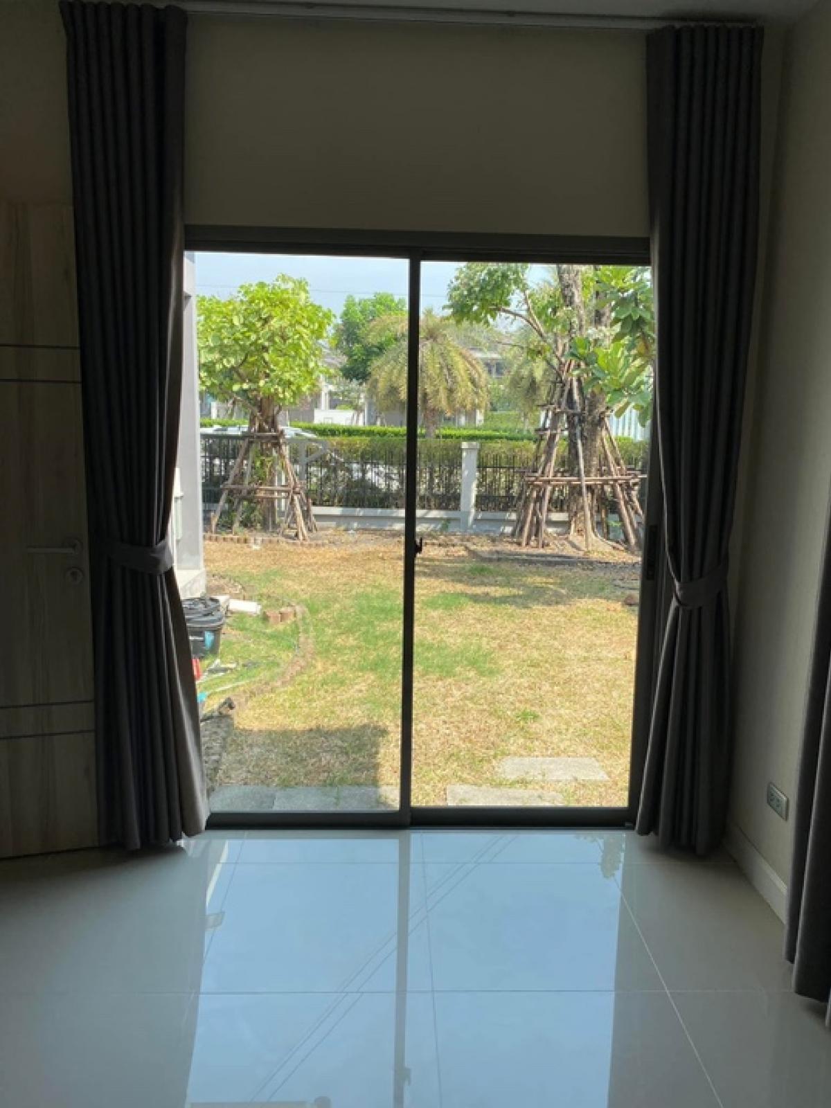 ขายบ้านพัฒนาการ ศรีนครินทร์ : ขายพร้อมผู้เช่า 31/1/70 วิวสวน ติดตั้งโซล่าเซลล์ 5 kw. พร้อมด้วยต่อเติมครัวไทย เดินทางสะดวก ได้หลายเส้นทาง: รามคำแหง ด่านทับช้าง  กรุงเทพกรีฑา  ร่มเกล้า  สนามบินสุวรรณภูมิ  เป็นโครงการติดถนนใหญ่  ตัวโครงการออกได้ทั้งซอยมิสทีน ร่มเกล้า   และถนนกรุงเทพ