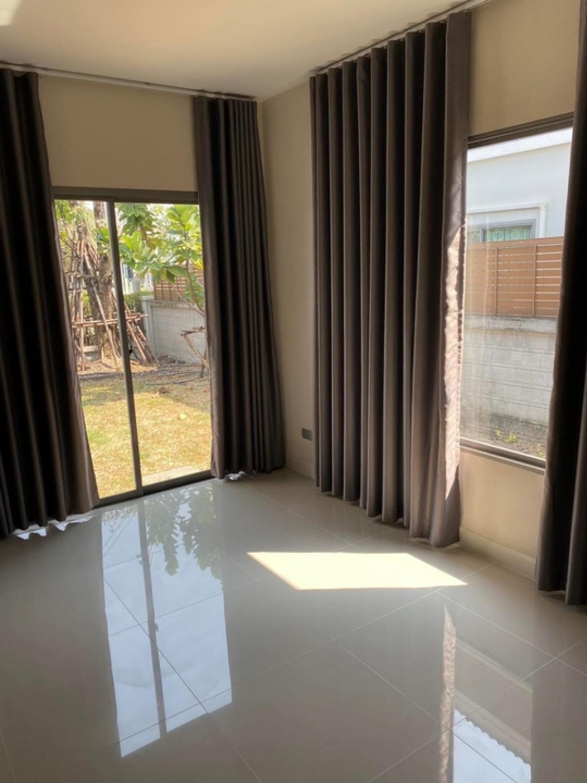 ขายบ้านพัฒนาการ ศรีนครินทร์ : ขายพร้อมผู้เช่า 31/1/70 วิวสวน ติดตั้งโซล่าเซลล์ 5 kw. พร้อมด้วยต่อเติมครัวไทย เดินทางสะดวก ได้หลายเส้นทาง: รามคำแหง ด่านทับช้าง  กรุงเทพกรีฑา  ร่มเกล้า  สนามบินสุวรรณภูมิ  เป็นโครงการติดถนนใหญ่  ตัวโครงการออกได้ทั้งซอยมิสทีน ร่มเกล้า   และถนนกรุงเทพ