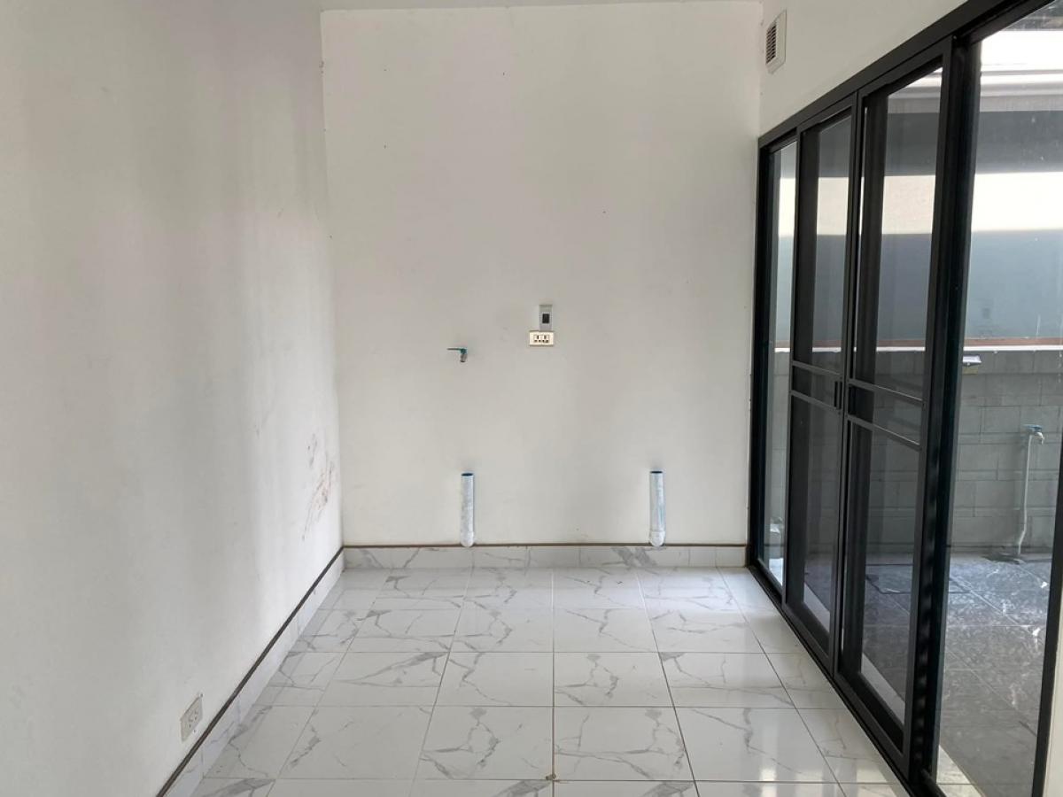 ขายบ้านพัฒนาการ ศรีนครินทร์ : ขายพร้อมผู้เช่า 31/1/70 วิวสวน ติดตั้งโซล่าเซลล์ 5 kw. พร้อมด้วยต่อเติมครัวไทย เดินทางสะดวก ได้หลายเส้นทาง: รามคำแหง ด่านทับช้าง  กรุงเทพกรีฑา  ร่มเกล้า  สนามบินสุวรรณภูมิ  เป็นโครงการติดถนนใหญ่  ตัวโครงการออกได้ทั้งซอยมิสทีน ร่มเกล้า   และถนนกรุงเทพ