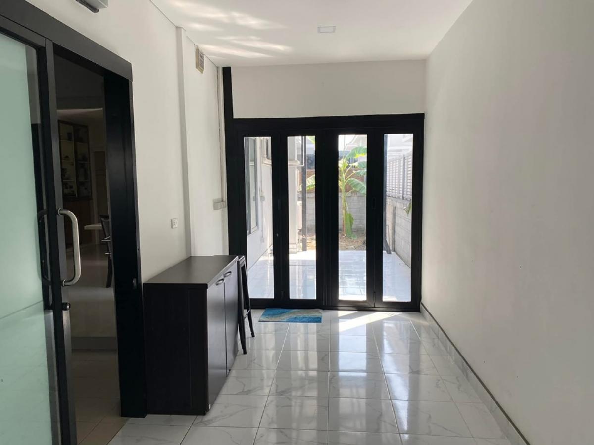 ขายบ้านพัฒนาการ ศรีนครินทร์ : ขายพร้อมผู้เช่า 31/1/70 วิวสวน ติดตั้งโซล่าเซลล์ 5 kw. พร้อมด้วยต่อเติมครัวไทย เดินทางสะดวก ได้หลายเส้นทาง: รามคำแหง ด่านทับช้าง  กรุงเทพกรีฑา  ร่มเกล้า  สนามบินสุวรรณภูมิ  เป็นโครงการติดถนนใหญ่  ตัวโครงการออกได้ทั้งซอยมิสทีน ร่มเกล้า   และถนนกรุงเทพ